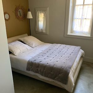 Kleine Kamer met een King Size Bed